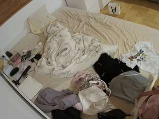 voyeurcam-julmodels-greybed-1 camsoda