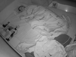 voyeurcam-julmodels-greybed-1