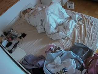 voyeurcam-julmodels-greybed-1