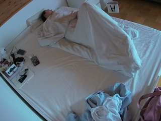 voyeurcam-julmodels-greybed-1