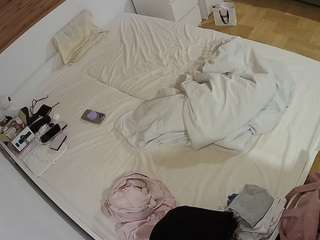 voyeurcam-julmodels-greybed-1