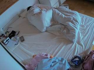 voyeurcam-julmodels-greybed-1