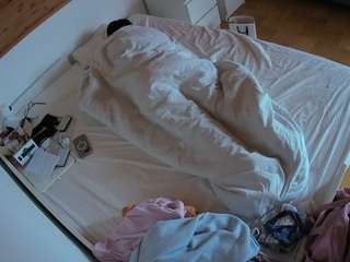 voyeurcam-julmodels-greybed-1