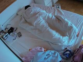 voyeurcam-julmodels-greybed-1