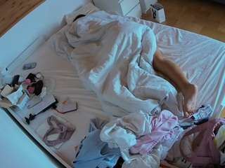 voyeurcam-julmodels-greybed-1