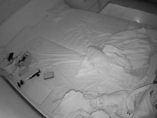 voyeurcam-julmodels-greybed-1