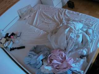 voyeurcam-julmodels-greybed-1 camsoda