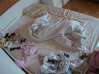 voyeurcam-julmodels-greybed-1