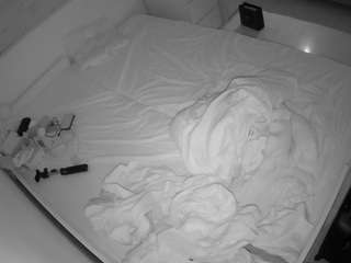 voyeurcam-julmodels-greybed-1