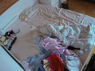 voyeurcam-julmodels-greybed-1