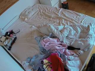 voyeurcam-julmodels-greybed-1