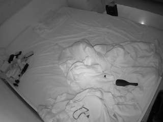 voyeurcam-julmodels-greybed-1's CamSoda show and profile