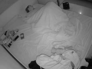 voyeurcam-julmodels-greybed-1