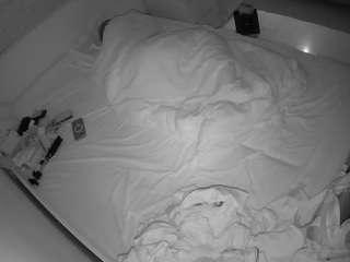 voyeurcam-julmodels-greybed-1