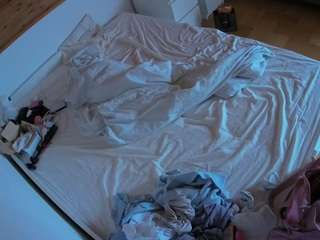 voyeurcam-julmodels-greybed-1