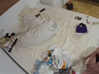 voyeurcam-julmodels-greybed-1