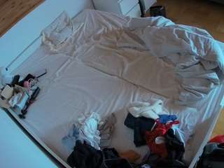 voyeurcam-julmodels-greybed-1