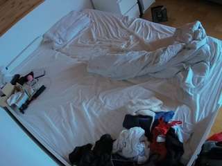voyeurcam-julmodels-greybed-1