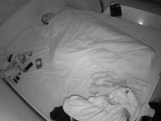 voyeurcam-julmodels-greybed-1