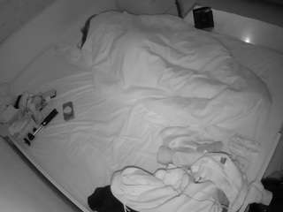 voyeurcam-julmodels-greybed-1
