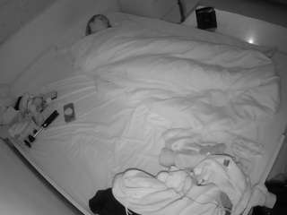voyeurcam-julmodels-greybed-1