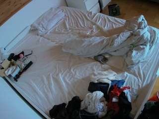 voyeurcam-julmodels-greybed-1