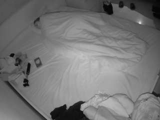 voyeurcam-julmodels-greybed-1