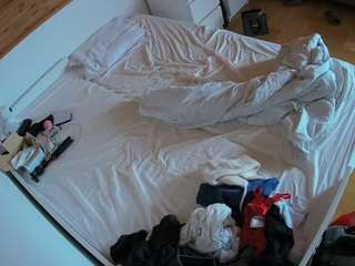 voyeurcam-julmodels-greybed-1