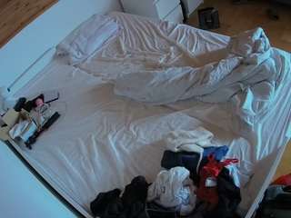 voyeurcam-julmodels-greybed-1