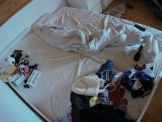 voyeurcam-julmodels-greybed-1