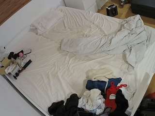 voyeurcam-julmodels-greybed-1