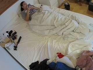 voyeurcam-julmodels-greybed-1
