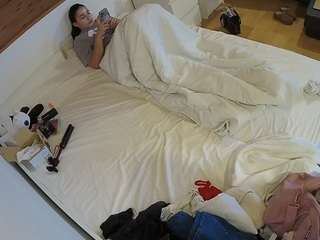 voyeurcam-julmodels-greybed-1