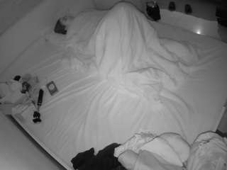 voyeurcam-julmodels-greybed-1