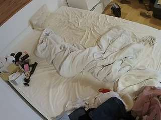 voyeurcam-julmodels-greybed-1