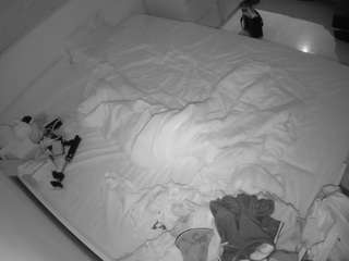voyeurcam-julmodels-greybed-1