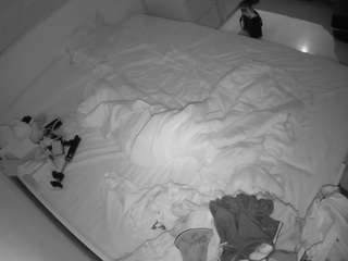 voyeurcam-julmodels-greybed-1