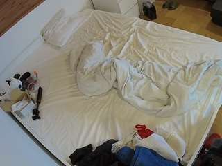voyeurcam-julmodels-greybed-1