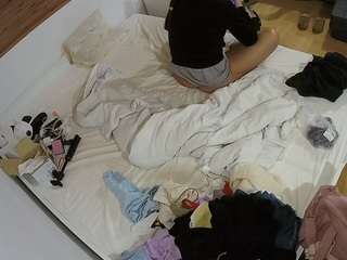 voyeurcam-julmodels-greybed-1