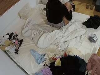 voyeurcam-julmodels-greybed-1