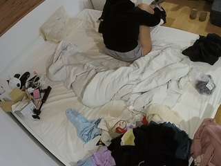 voyeurcam-julmodels-greybed-1