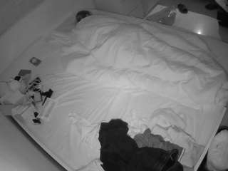 voyeurcam-julmodels-greybed-1