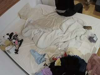 voyeurcam-julmodels-greybed-1