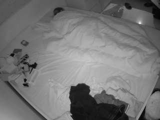 voyeurcam-julmodels-greybed-1