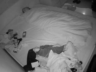 voyeurcam-julmodels-greybed-1