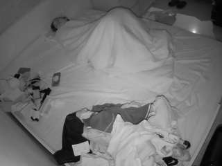 voyeurcam-julmodels-greybed-1