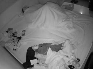 voyeurcam-julmodels-greybed-1