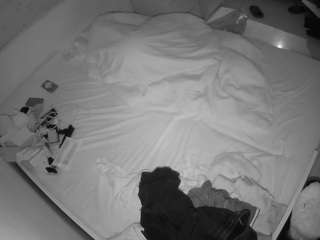 voyeurcam-julmodels-greybed-1