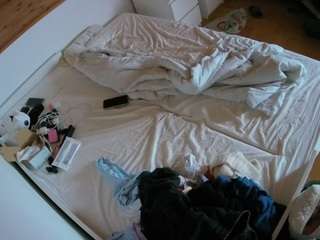 voyeurcam-julmodels-greybed-1