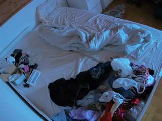 voyeurcam-julmodels-greybed-1
